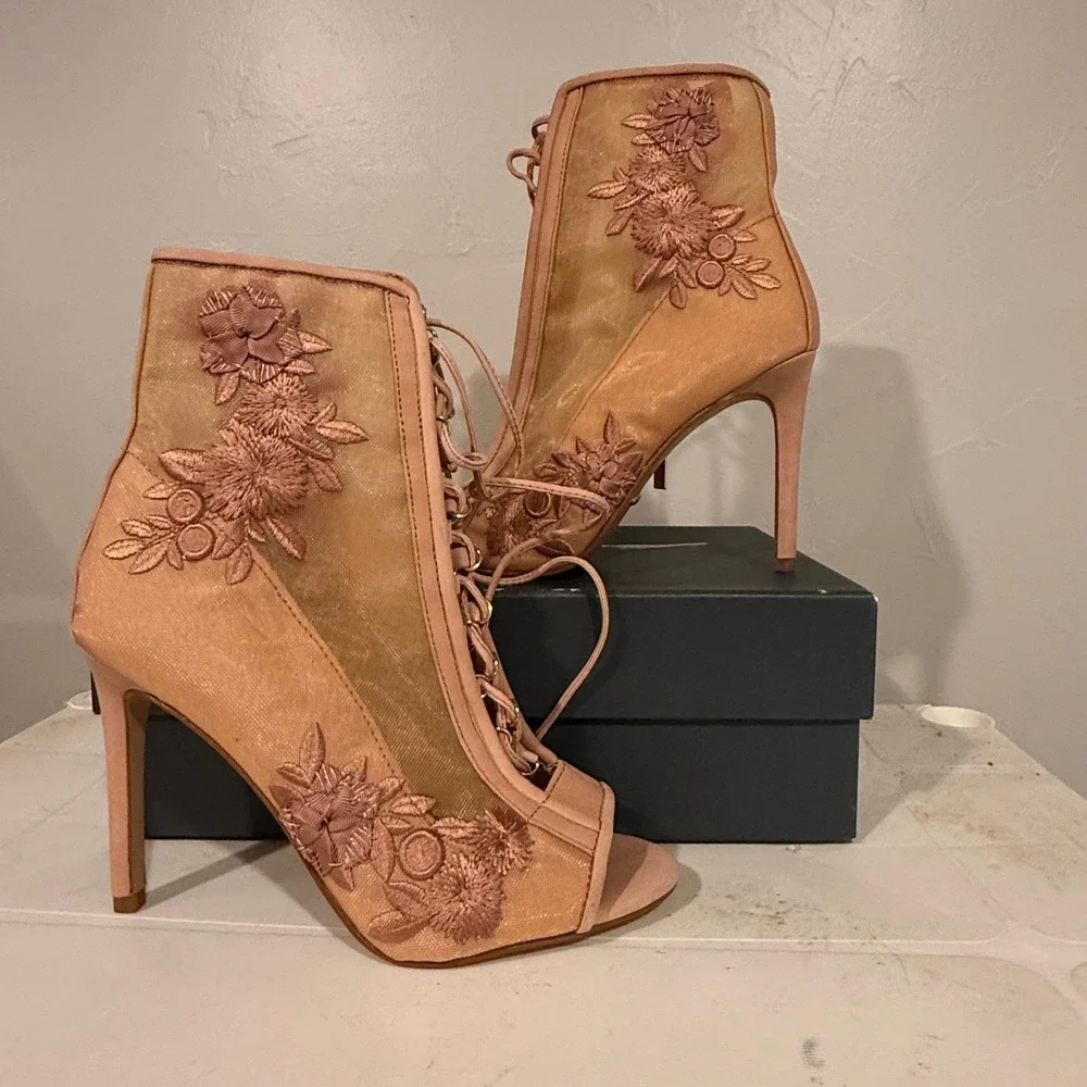 Gianni Bini Embroidered Mesh Peep Toe Booties Womens 7 Blush Pink Excellent Lace